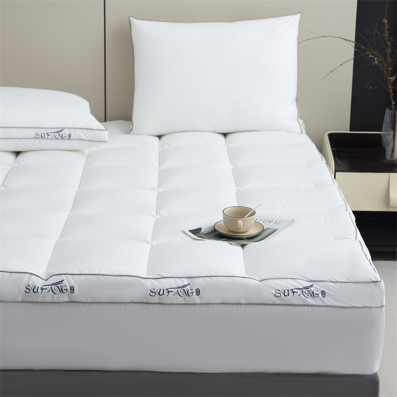 Microfibre adaptée aux besoins du client de logo d'impression remplissant le tissu 40s Downproof avec le surmatelas de tuyauterie Microfibre adaptée aux besoins du client de logo d'impression remplissant le tissu 40s Downproof avec le surmatelas de tuyauterie