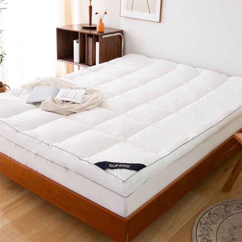 Vérifiez le surmatelas en tissu Downproof remplissant en microfibre 40s