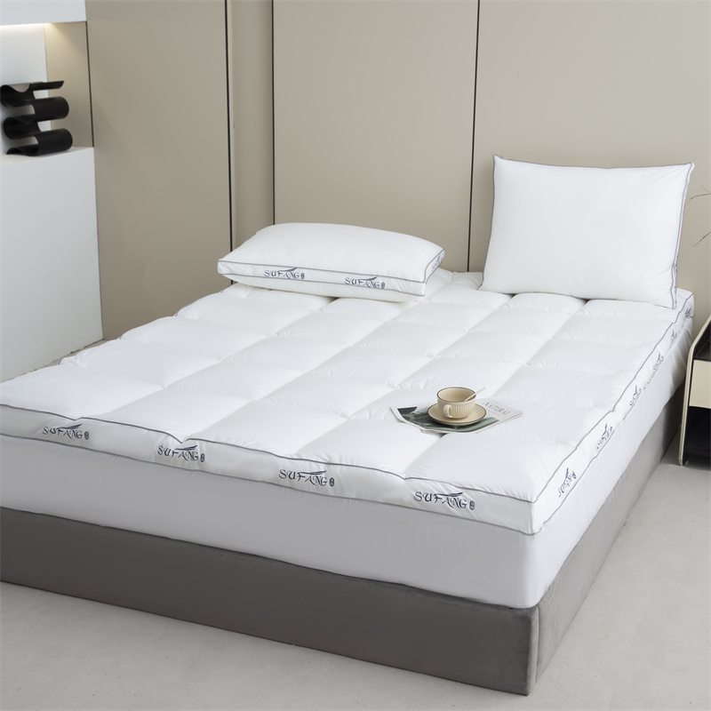 Microfibre adaptée aux besoins du client de logo d'impression remplissant le tissu 40s Downproof avec le surmatelas de tuyauterie Microfibre adaptée aux besoins du client de logo d'impression remplissant le tissu 40s Downproof avec le surmatelas de tuyauterie