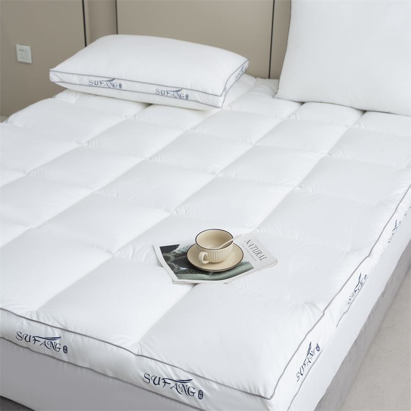 Microfibre adaptée aux besoins du client de logo d'impression remplissant le tissu 40s Downproof avec le surmatelas de tuyauterie Microfibre adaptée aux besoins du client de logo d'impression remplissant le tissu 40s Downproof avec le surmatelas de tuyauterie