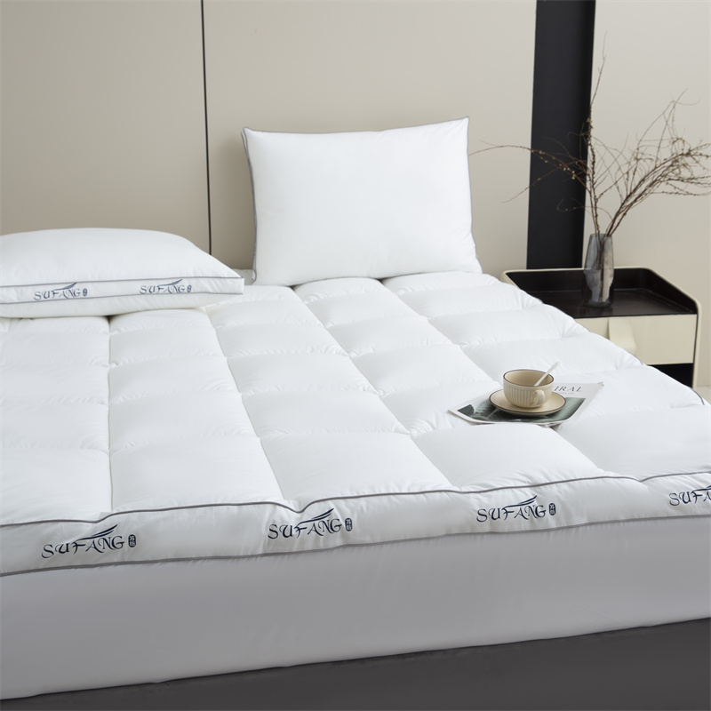 Microfibre adaptée aux besoins du client de logo d'impression remplissant le tissu 40s Downproof avec le surmatelas de tuyauterie Microfibre adaptée aux besoins du client de logo d'impression remplissant le tissu 40s Downproof avec le surmatelas de tuyauterie