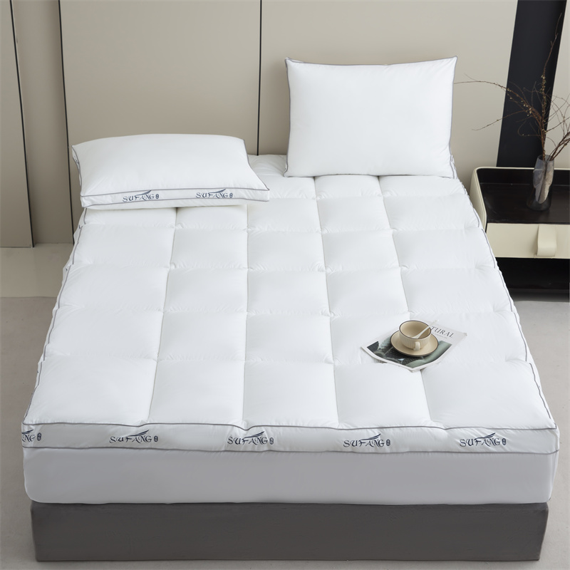 Microfibre adaptée aux besoins du client de logo d'impression remplissant le tissu 40s Downproof avec le surmatelas de tuyauterie Microfibre adaptée aux besoins du client de logo d'impression remplissant le tissu 40s Downproof avec le surmatelas de tuyauterie