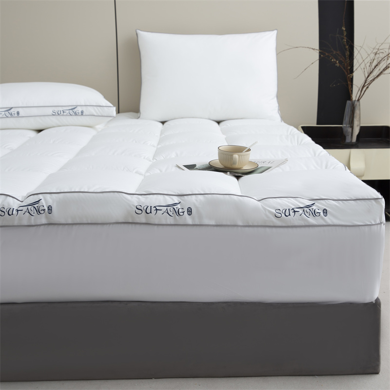 Microfibre adaptée aux besoins du client de logo d'impression remplissant le tissu 40s Downproof avec le surmatelas de tuyauterie Microfibre adaptée aux besoins du client de logo d'impression remplissant le tissu 40s Downproof avec le surmatelas de tuyauterie