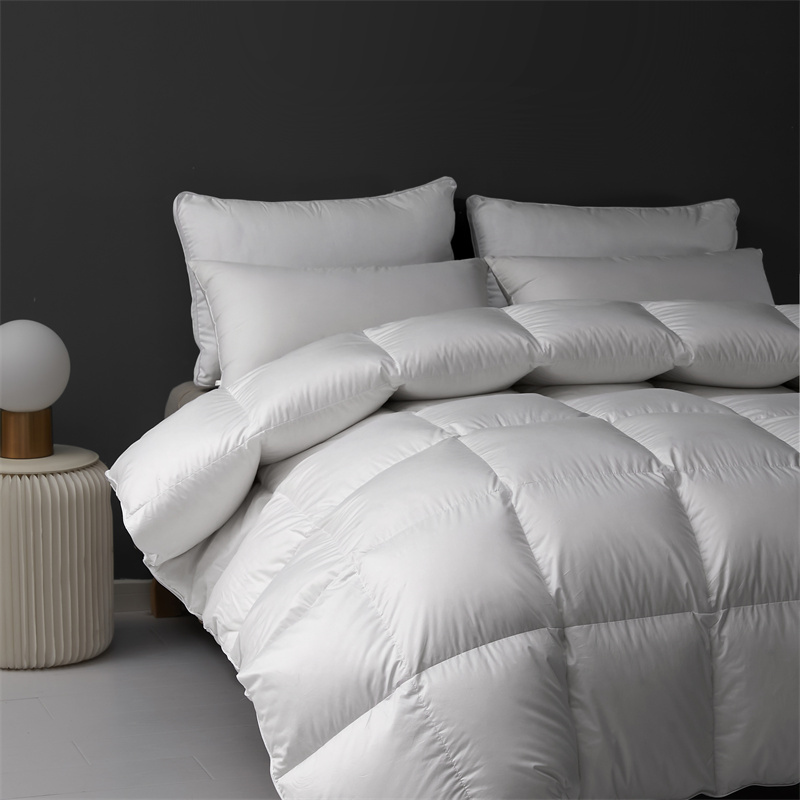 Couette légère et douce en duvet de plumes pour l'hiver Couette légère et douce en duvet de plumes pour l'hiver