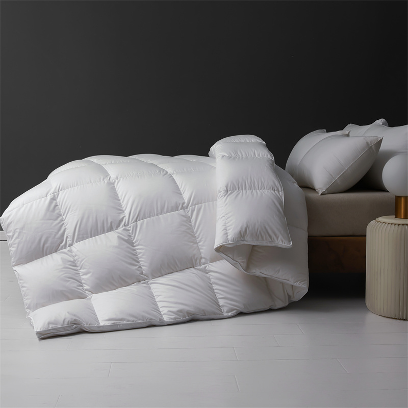 Couette légère et douce en duvet de plumes pour l'hiver Couette légère et douce en duvet de plumes pour l'hiver