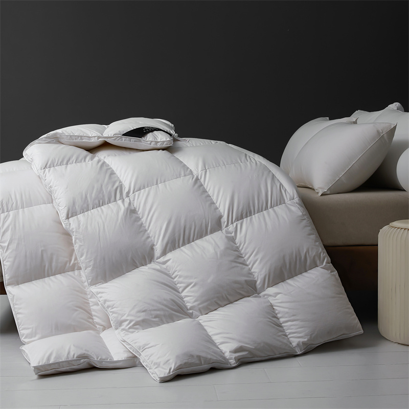 Couette légère et douce en duvet de plumes pour l'hiver Couette légère et douce en duvet de plumes pour l'hiver