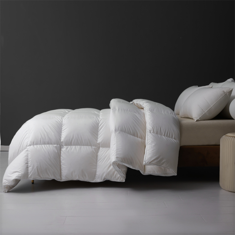 Couette légère et douce en duvet de plumes pour l'hiver Couette légère et douce en duvet de plumes pour l'hiver
