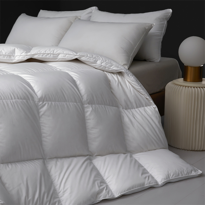 Couette légère et douce en duvet de plumes pour l'hiver Couette légère et douce en duvet de plumes pour l'hiver