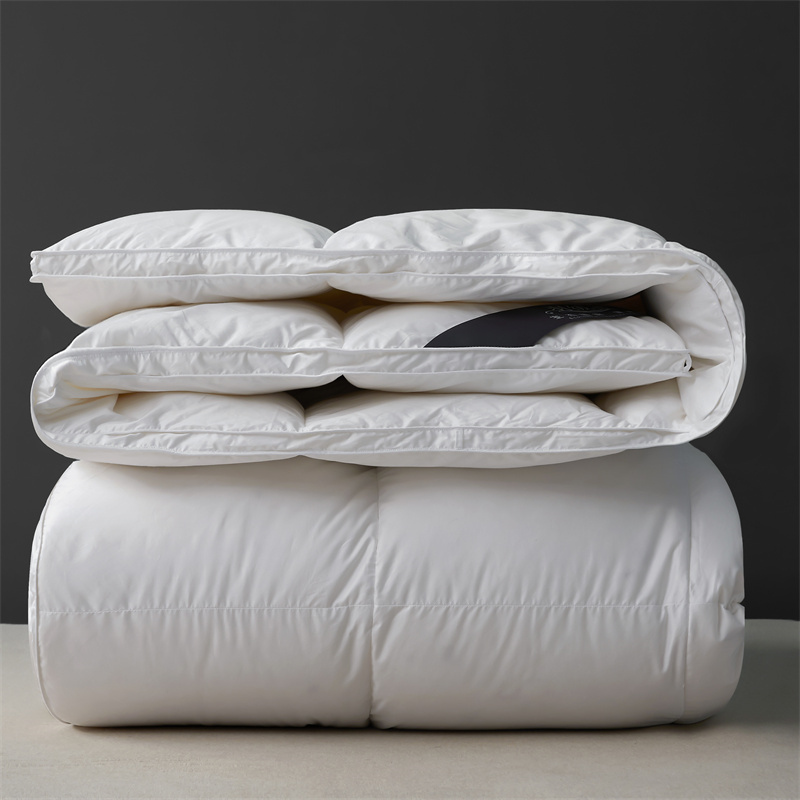 Couette légère et douce en duvet de plumes pour l'hiver Couette légère et douce en duvet de plumes pour l'hiver