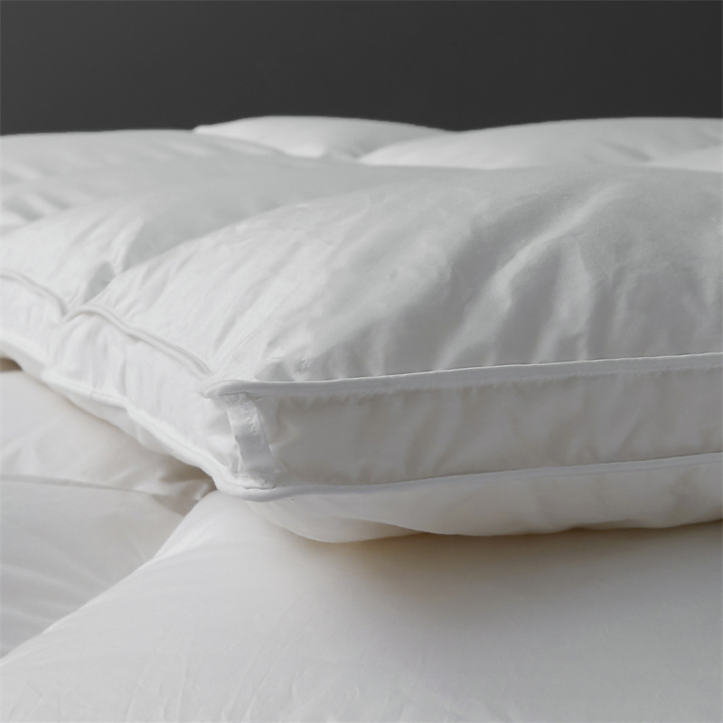 Couette légère et douce en duvet de plumes pour l'hiver Couette légère et douce en duvet de plumes pour l'hiver