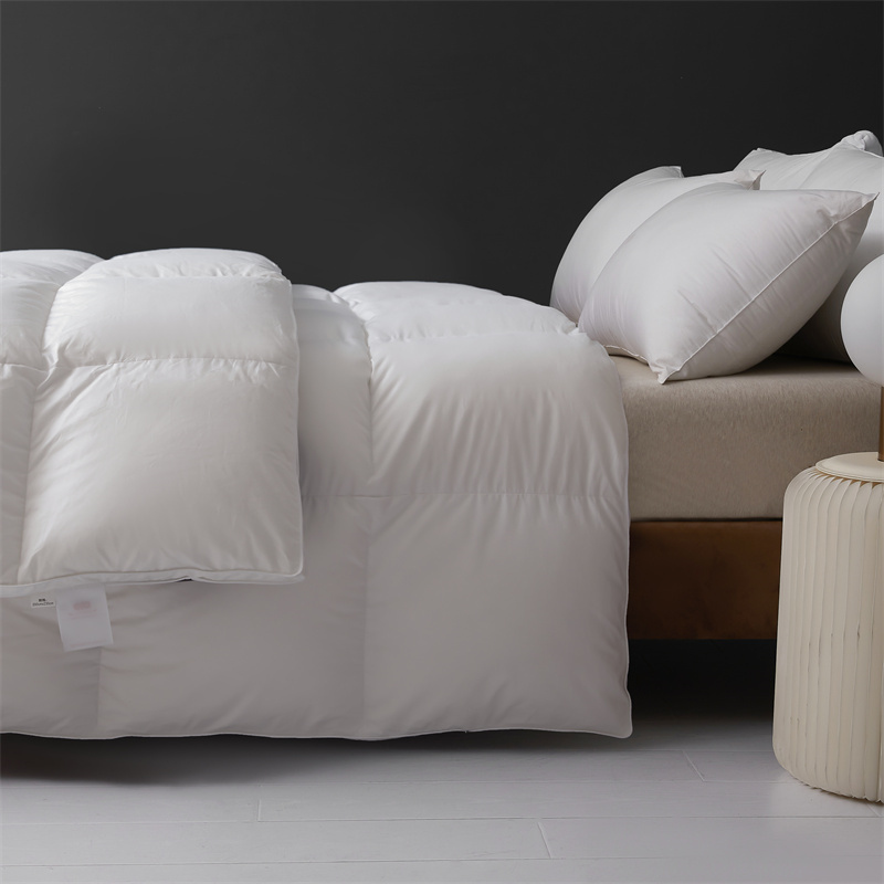Couette légère et douce en duvet de plumes pour l'hiver Couette légère et douce en duvet de plumes pour l'hiver