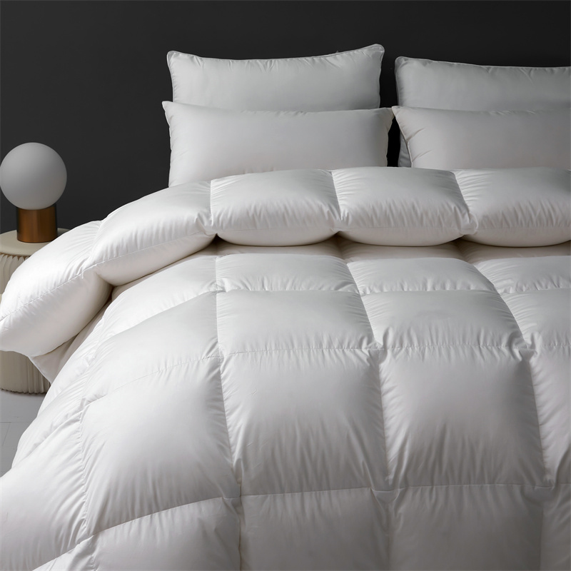 Couette légère et douce en duvet de plumes pour l'hiver Couette légère et douce en duvet de plumes pour l'hiver