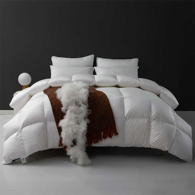 Couette légère et douce en duvet de plumes pour l'hiver Couette légère et douce en duvet de plumes pour l'hiver