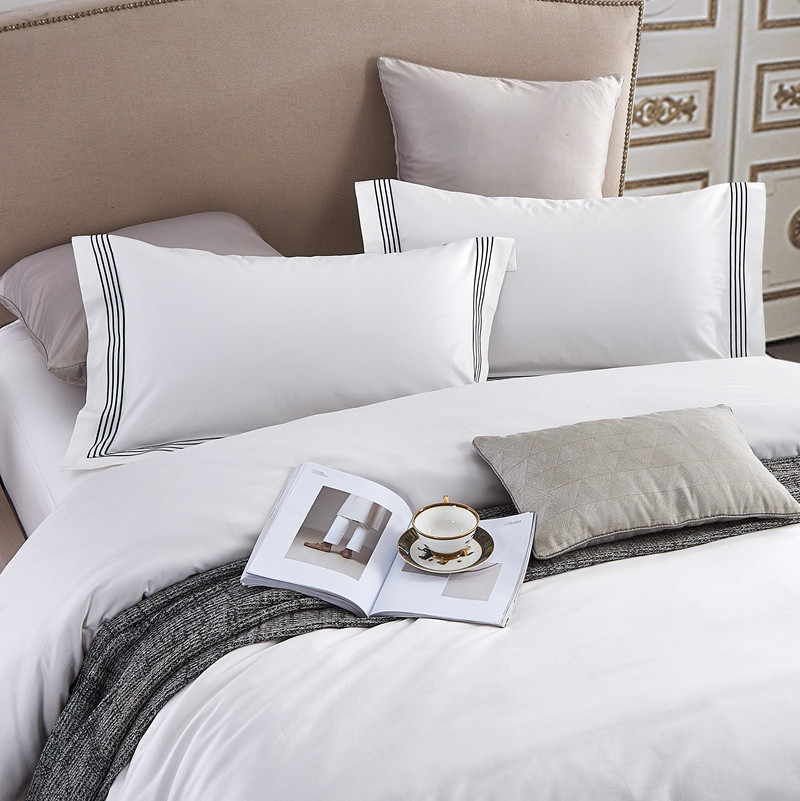 Housse de couette brodée à quatre lignes, ensemble de draps 100% coton blanc 300 fils Housse de couette brodée à quatre lignes, ensemble de draps 100% coton blanc 300 fils