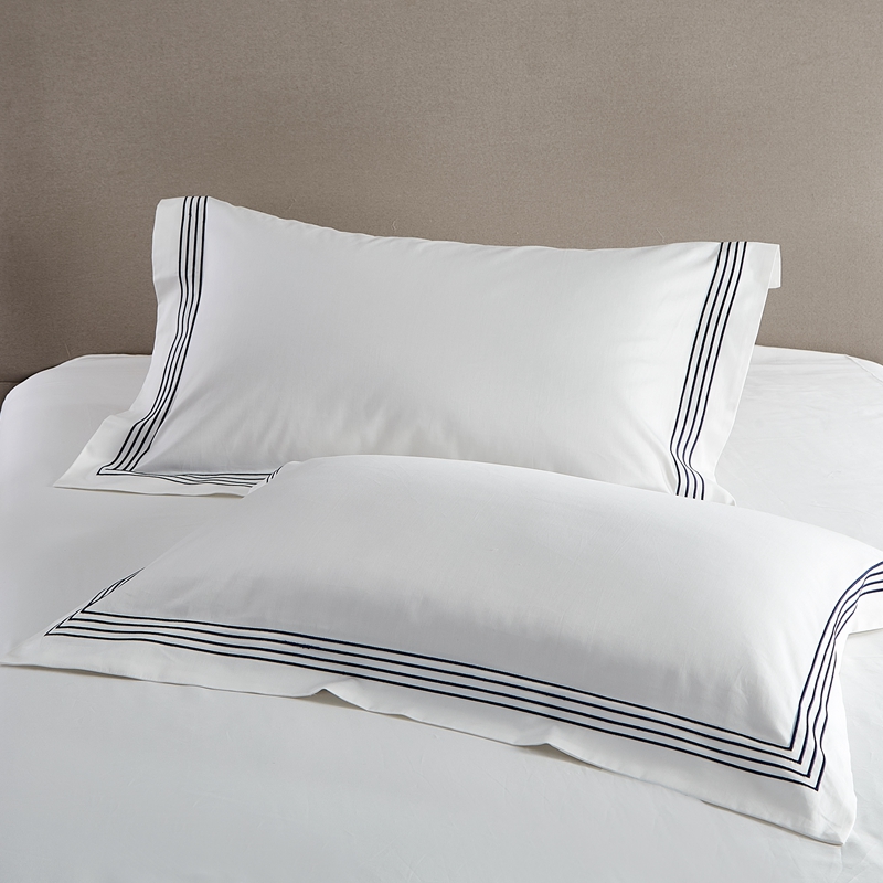 Housse de couette brodée à quatre lignes, ensemble de draps 100% coton blanc 300 fils Housse de couette brodée à quatre lignes, ensemble de draps 100% coton blanc 300 fils